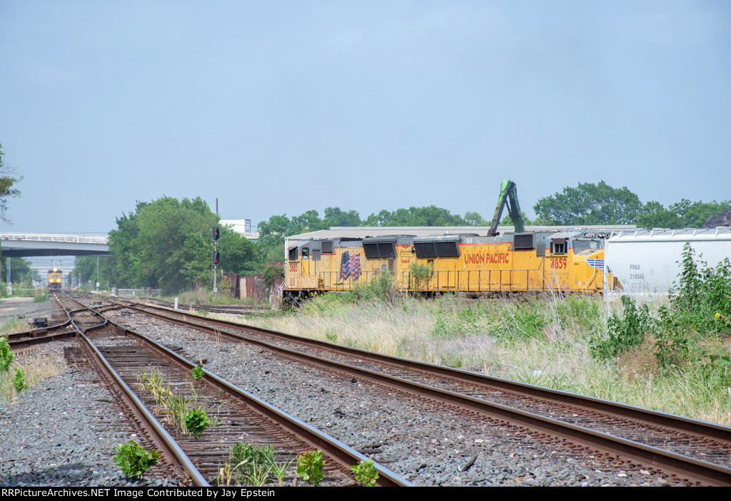 A westbound train approaches the Terminal Sub at Tower 26